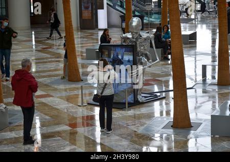 Brookfield Place di New York ospita un'installazione interattiva di Gabe BC chiamata Memento Mori, più grande degli scheletri di vita che trasformano il Wintergarden il 30 ottobre 2021. (Foto di Ryan Rahman/Pacific Press) Foto Stock