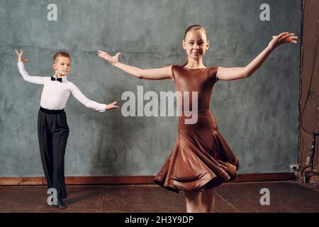 Giovani ballerini ragazzo e ragazza ballo sala da ballo Samba Foto Stock