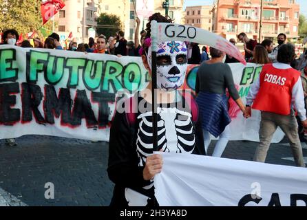 Roma, Italia. 30 Ott 2021. Un colpo della marcia di protesta contro il vertice del G20 a Roma, il 30 ottobre 2021. Il vertice dei capi di Stato e di governo del G20 si svolge per la prima volta a Roma il 30 e 31 2021 ottobre. I temi principali del Vertice sono la pandemia e i vaccini del Covid-19, la crisi climatica e la ripresa economica globale. (Foto di Elisa Gestri/Sipa USA) Credit: Sipa USA/Alamy Live News Foto Stock