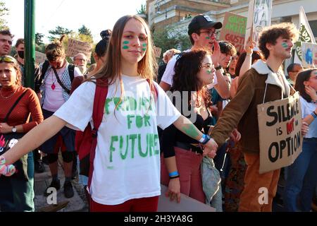 Roma, Italia. 30 Ott 2021. Un colpo della marcia di protesta contro il vertice del G20 a Roma, il 30 ottobre 2021. Il vertice dei capi di Stato e di governo del G20 si svolge per la prima volta a Roma il 30 e 31 2021 ottobre. I temi principali del Vertice sono la pandemia e i vaccini del Covid-19, la crisi climatica e la ripresa economica globale. (Foto di Elisa Gestri/Sipa USA) Credit: Sipa USA/Alamy Live News Foto Stock