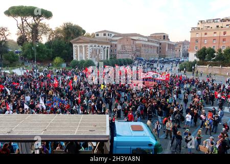 Roma, Italia. 30 Ott 2021. Un colpo della marcia di protesta contro il vertice del G20 a Roma, il 30 ottobre 2021. Il vertice dei capi di Stato e di governo del G20 si svolge per la prima volta a Roma il 30 e 31 2021 ottobre. I temi principali del Vertice sono la pandemia e i vaccini del Covid-19, la crisi climatica e la ripresa economica globale. (Foto di Elisa Gestri/Sipa USA) Credit: Sipa USA/Alamy Live News Foto Stock
