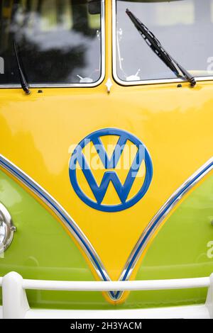 21-08-2021 Brasschaat, Anversa, Belgio la parte anteriore di un camper verde e giallo d'epoca VW o Vokswagen camper van nei colori di Braz Foto Stock