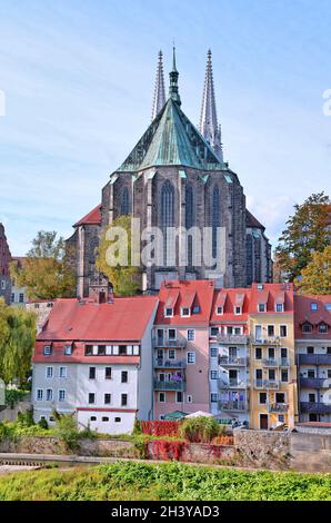 Lusatian Neisse e Chiesa Parrocchiale di San Pietro e Paolo a GÃ¶rlitz Foto Stock