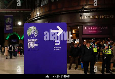 Glasgow, Regno Unito. 30 Ott 2021. Passeggeri e poliziotti sono visti alla stazione centrale di Glasgow a Glasgow, Scozia, Regno Unito il 30 ottobre 2021. La 26a Conferenza delle parti sul cambiamento climatico delle Nazioni Unite (COP26) è prevista a Glasgow, Scozia, dal 31 ottobre al 12 novembre. Questo è il primo di questo tipo dall'entrata in vigore dell'accordo di Parigi. Credit: Han Yan/Xinhua/Alamy Live News Foto Stock