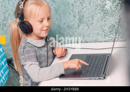 Giovane studentessa bambina con notebook di apprendimento e preparazione indietro a scuola Foto Stock