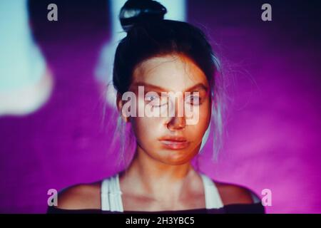 Ritratto surreale di due donne di fronte con disturbo mentale Foto Stock