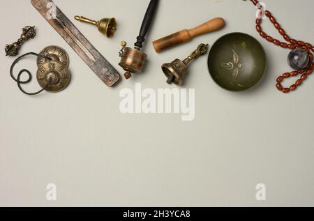 Yoga meditazione oggetti su tavola di legno all'aperto Foto stock - Alamy