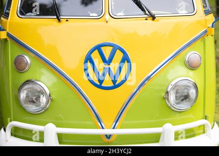 21-08-2021 Brasschaat, Anversa, Belgio la parte anteriore di un camper verde e giallo d'epoca VW o Vokswagen camper van nei colori di Braz Foto Stock