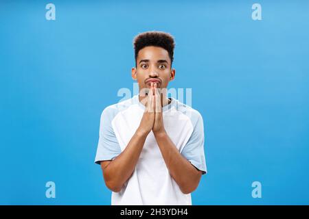 Aiutami fuori per favore. Ritratto di energico bravo afroamericano con barba e capelli afro tenendo le mani Foto Stock