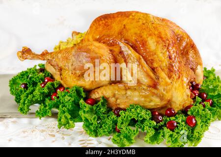 tacchino arrosto con mirtilli sul tavolo di natale. Foto Stock