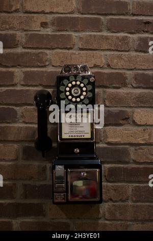 telefono a pagamento nero 1950 Foto Stock