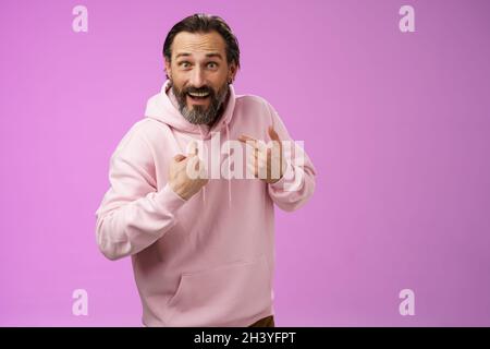 Eccitato sorprende caucasico bearded ragazzo che si indica stupito interrogato non può credere è stato scelto in piedi eccitato pur Foto Stock