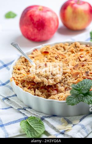 Il crumble di mele è un dessert estivo tradizionale. Foto Stock