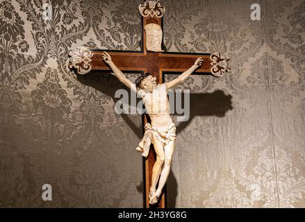 Antico crocifisso in legno e avorio. Gesù Cristo simbolo della risurrezione e della vita dopo la morte. Foto Stock