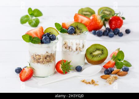 Fragola yogurt frutta yogurt cibo cucchiaio cereali colazione dieta sana Foto Stock