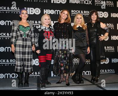 Cleveland, Stati Uniti. 30 Ott 2021. 2021 Rock and Roll Hall of Fame Inductees, The Go-Go's, (L-R), Jane Wiedlin, Gina Schock, Belinda Carlisle, Charlotte Caffey e Kathy Valentine posano per una foto alla Rocket Mortgage Field House durante la Rock and Roll Hall of Fame Induction Ceremony a Cleveland, Ohio, sabato 30 ottobre 2021. Foto di Aaron Josefczyk/UPI Credit: UPI/Alamy Live News Foto Stock