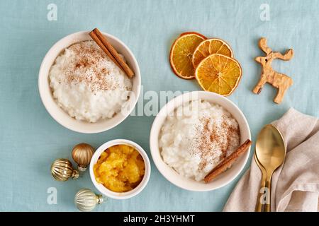 Comfort invernale cibo con decorazione natalizia su tessuti di lino a colori. Budino di riso. Foto Stock