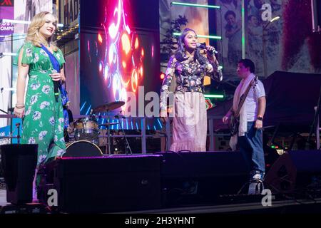 New York, NY - 30 ottobre 2021: Artisti si esibiscono sul palco durante Diwali - festa delle luci su Times Square Foto Stock