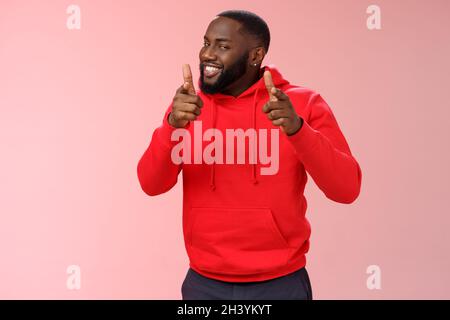 Bel lavoro ben fatto amico. Fiero allegro buon-osservante giovane giovane flirty barba di tipo nera in rosso felpa con cappuccio puntino pistola Foto Stock