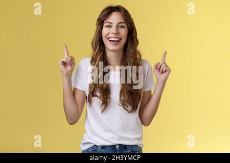 Carismatico entusiasta attraente vivace donna divertirsi godersi una serata incredibile festa ridendo gioiosamente indicando indice fi Foto Stock