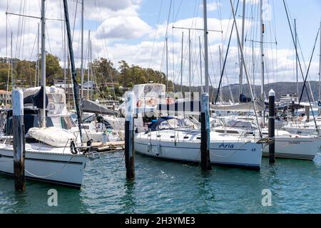 Barche e yacht in un porto turistico di Pittwater nella regione delle spiagge settentrionali di Sydney, NSW, Australia Foto Stock