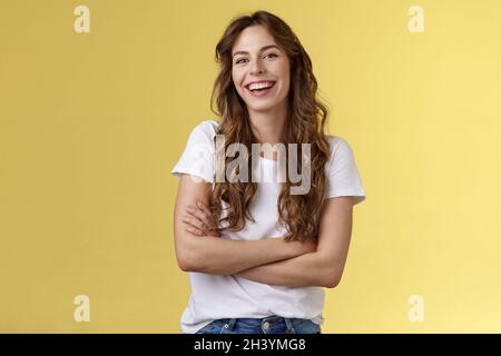 Intrattenimi. Amichevole carismatica femmina lungo riccio capelli ridendo gioiosamente appendere gli amici croce braccia petto sentire freddo sli Foto Stock