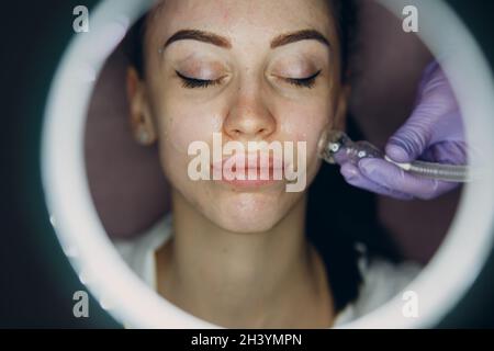 Donna come aspirapolvere trattamento viso alla Beauty Clinic o Spa Foto Stock