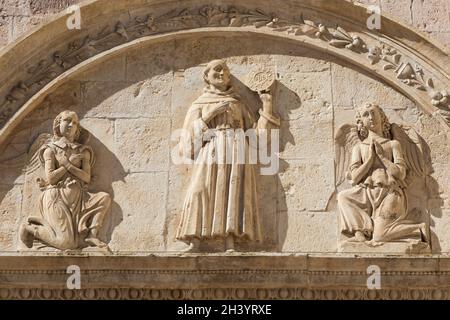 Borgo di Assisi in Umbria. Particolare della più importante Basilica italiana dedicata a San Francesco - San Francesco. Foto Stock