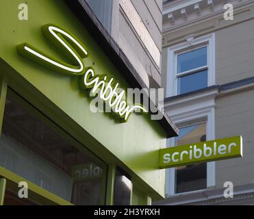 Insegna e logo sopra l'entrata delle carte scribbler e negozio di articoli da regalo sulla strada commerciale nel centro di leeds Foto Stock