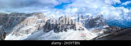 Montagne italiane veduta panoramica del gruppo montuoso delle Tofane nelle Dolomiti Patrimonio dell'Umanità dell'UNESCO Foto Stock