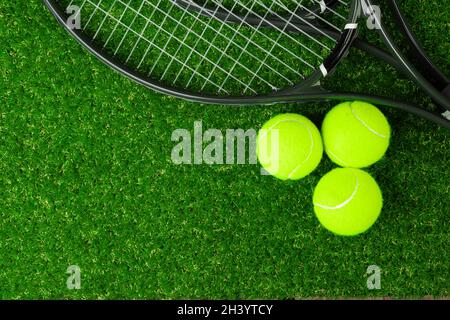 Palle da tennis su erba primo piano. Attrezzature da tennis Foto Stock