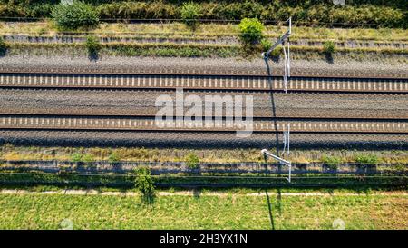 Vista aerea dal drone volante delle piste ferroviarie Foto Stock