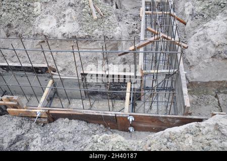 Costruzione di una casa a T in cemento con lastre e barre di ferro. Foto Stock