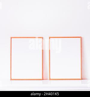 Cornice in oro rosa su mobili bianchi, arredamento di lusso e design per mockup, stampa poster e arte stampabile, showcas online shop Foto Stock