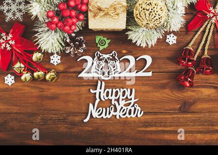 Sfondo di legno di Natale con abete bianco. Visualizzazione con spazio di copia . Spazio copia incorniciato da rami di albero di Natale, decorazioni, dolci. Foto Stock