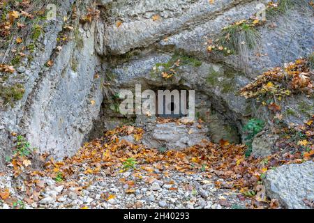 Ingresso all'edit dell'ex fabbrica sotterranea nazista Bronzit/Agave a Praga (la roccia di 'Branická Skála'), murata con un piccolo cancello con un foro per pipistrelli. Foto Stock