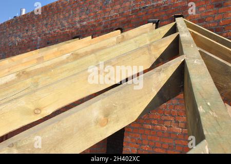 Struttura in legno del tetto costruzione di case con travi in legno, Rafters, Trusses, Legname. Foto Stock