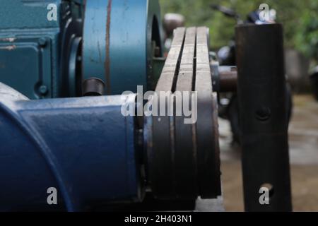 Dettagli trasmissione cinghia, puleggia e cinghia della pompa dell'acqua per motori diesel dalla pompa dell'acqua industriale Foto Stock