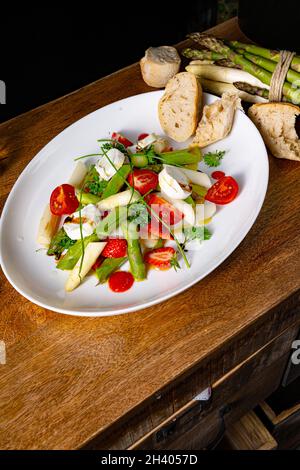 Insalata di asparagi con fragole, pomodori e formaggio di capra Foto Stock