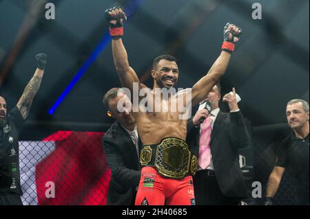 Parigi, Francia. 30 Ott 2021. Il combattente Franceâs Mixed Martial Arts (MMA) Karl Amoussou vince la cintura da campionato Hexagone MMA durante la seconda edizione dell'Hexagone MMA nello Zenith di Parigi, Francia, il 30 ottobre 2021 Foto di Daniel Derajinski/ABACAPRESS.COM Credit: Abaca Press/Alamy Live News Foto Stock