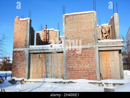 Proteggi i finestrini della Casa incompleti per l'inverno per evitare neve e pioggia all'interno. Ridurre la condensa nelle costruzioni di edifici non finiti Foto Stock