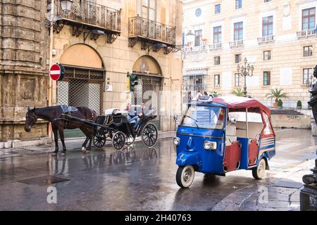 Vista dei mezzi di trasporto per i turisti nel centro di Palermo Foto Stock