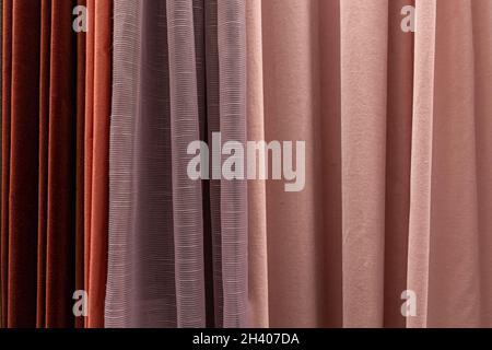 Set di tessuti multicolore densi di consistenza uniforme. Foto Stock