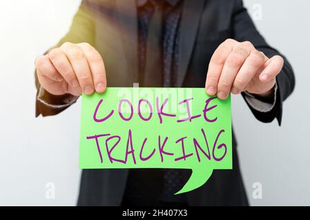 Didascalia di testo che presenta il tracciamento dei cookie. Business showcase i dati memorizzati negli utenti è il computer dal sito web che viene visitato Presen Foto Stock