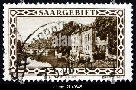 GERMANIA - CIRCA 1927: Un francobollo stampato a Saar, Germania mostra scena dalle fortificazioni di Saarlouis, circa 1927 Foto Stock