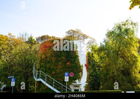 Casa rotonda in autunno con foglie colorate, Monaco Foto Stock