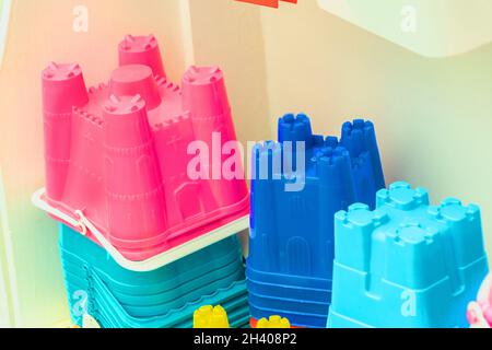 Esposizione di secchi di plastica dai colori vivaci e spade e giocattoli da spiaggia all'esterno del negozio sul mare a Scarborough Yorkshire Foto Stock