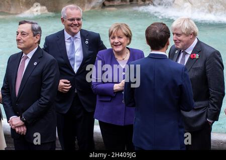 Roma, Italia. 31 ottobre 2021. (L-R) il primo Ministro italiano Mario Draghi, il primo Ministro australiano Scott Morrison, il Cancelliere tedesco Angela Merkel, il Presidente francese Emmanuel Macron e il primo Ministro britannico Boris Johnson visitano la fontana di Trevi ai margini del G20 del vertice dei leader mondiali. Credit: Oliver Weiken/dpa/Alamy Live News Foto Stock