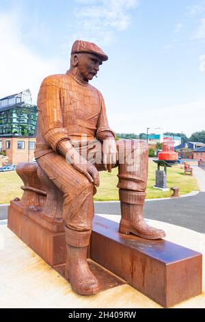 Statua di scultura in acciaio saldato sul Fiddler's Green of Fishermen's Memorial sul molo di pesce Wallsend Tyne & Wear Foto Stock