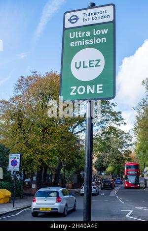 Brixton, Inghilterra. 30 Ottobre 2021. Segnale di confine ULEZ sulla strada circolare sud seguendo l'estensione Ultra Low Emissions zone attraverso Londra. Foto Stock